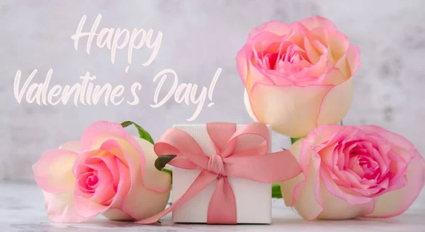Κουτί Δώρου Δεμένη Κορδέλα Φιογκάκι Ροζ Τριαντάφυλλα Χαιρετισμός Φόντο Κάρτα — Φωτογραφία Αρχείου