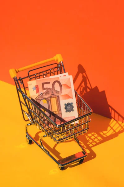 Euro Waluta Papierowa Banknotów Pieniądze Wózek Sklepowy Kolorowym Pomarańczowym Tle — Zdjęcie stockowe
