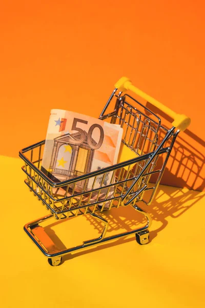 Euro Papiergeld Bankbiljettengeld Winkelwagen Een Kleurrijke Oranje Gele Achtergrond Kopieer — Stockfoto