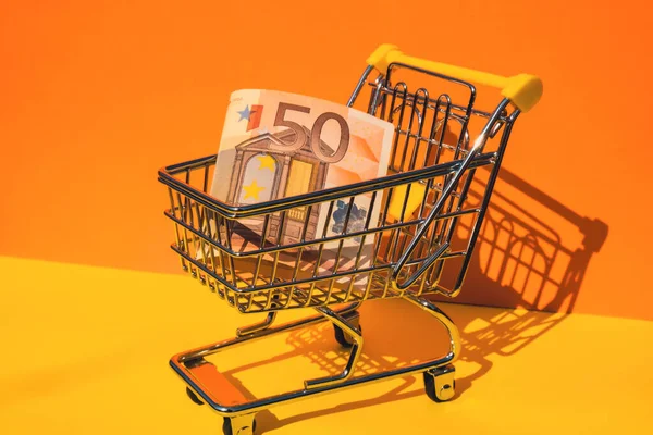 Euro Waluta Papierowa Banknotów Pieniądze Wózek Sklepowy Kolorowym Pomarańczowym Tle — Zdjęcie stockowe