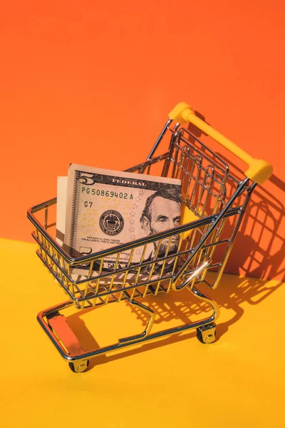 Papierowa Waluta Dolara Amerykańskiego Banknotów Wózek Sklepowy Kolorowym Pomarańczowym Żółtym — Zdjęcie stockowe