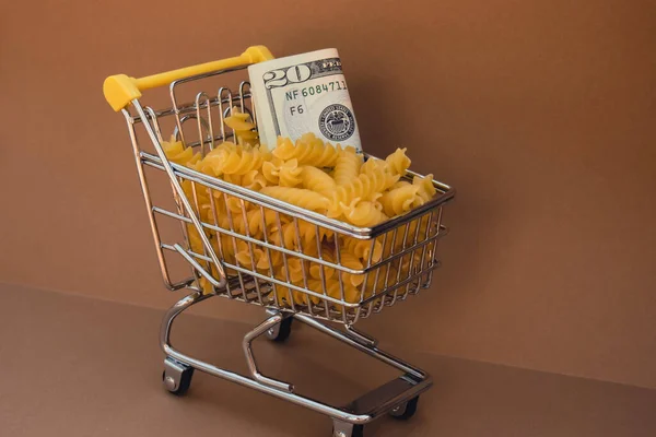 Shopping Vagn Vagn Vagn Fylld Med Pasta Med Dollar Papper — Stockfoto