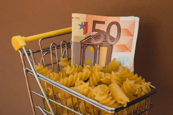 Carro Carrito Lleno Pasta Con Billetes Papel Moneda Euros Sobre —  Fotos de Stock