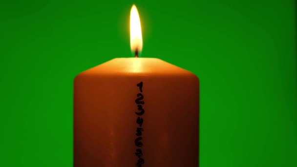 Kerze Mit Adventskalender Auf Grünem Chroma Schlüsselhintergrund Traditionelle Brennende Wachskerzen — Stockvideo