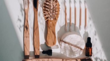 4k, beyaz arka planda doğal banyo aksesuarları ve kozmetik setini yakınlaştır. Sıfır kayıp. Plastiksiz. Düz yatış stili. Düğüm konsepti. Gerekli yağ ya da serum. Moda gölgeleri