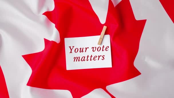 4K放大了 加拿大国旗 加拿大国旗与枫叶纸留言文字 选举日 你的投票事项计数 投票就是声音 负责任 参加表决的政府 — 图库视频影像