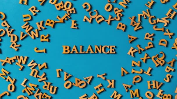 Zooma Word Balance Gjord Träbokstäver Klarblå Bakgrund Motiverande Ord Citat — Stockvideo