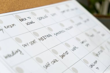 Aylık Planlamacı gelecek ay için randevu ve planlarla dolu. Yoğun bir ay programı var. Ayın günleriyle birlikte manyetik pano. Önemli konuları girebileceğiniz bir yer. İş kavramı