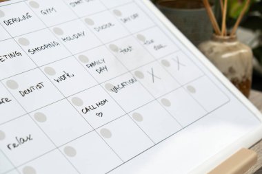 Aylık Planlamacı gelecek ay için randevu ve planlarla dolu. Yoğun bir ay programı var. Ayın günleriyle birlikte manyetik pano. Önemli konuları girebileceğiniz bir yer. İş kavramı