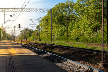 Tren istasyonunda. Tren için ileriye giden demiryolu. Lokomotif için boş tren yolu. Ulaşım sistemi, doğa arka planı. seyahat turizm konsepti
