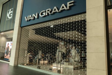 Gdansk Polonya, Eylül 2022. VAN GRAAF, Forum Alışveriş Merkezi 'ndeki perakende giyim mağazalarını kapattı. Küresel giyim markaları alışveriş merkezlerindeki ticari faaliyetleri durduran markalar kapatıldı. Yuvarlayıcı