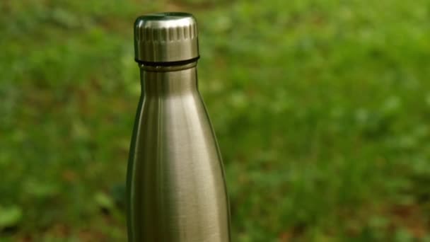 Una Bottiglia Acqua Borraccia Termo Acciaio Riutilizzabile Erba Verde Stile — Video Stock