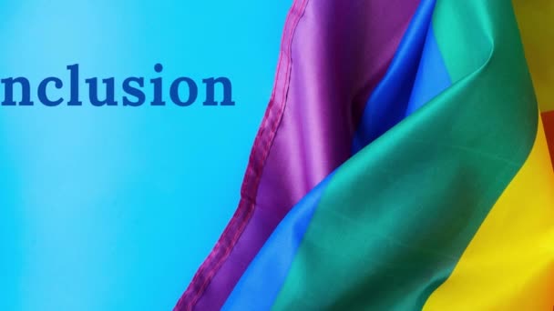 Μεγέθυνση Προς Έξω Σημαία Rainbow Κείμενο Μήνυμα Inclusion Σημαία Rainbow — Αρχείο Βίντεο