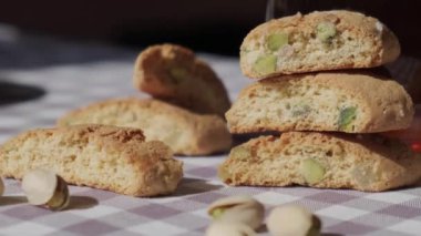Biscotti Cantuccini Kurabiye ve fıstıklı kurabiye. Sağlıklı beslenme. Ev yapımı taze İtalyan kurabiyeleri cantucci rafları ve organik fıstık. Vejetaryen diyet vejetaryen. Beslenme