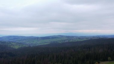 Tatra Dağları 'nın altındaki Zakopane kasabasının havadan görünüşü Gubalowka sıradağlarından alındı. Drone High dağları ve yeşil tepeler yazın veya ilkbaharda. Polonya 'da manzaralı dağ manzarası. Seyahat