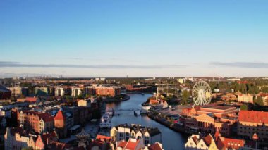 Güneşli bir günde Polonya 'nın Gdansk kentindeki güzel bir mimari. Ana Belediye Binası ve St. Mary Bazilikası 'nın insansız hava aracı görüntüsü. Yukarıdan Şehir Mimarisi. Avrupa Turist Çekimi