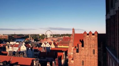 Güneşli bir günde Polonya 'nın Gdansk kentindeki güzel bir mimari. Ana Belediye Binası ve St. Mary Bazilikası 'nın insansız hava aracı görüntüsü. Yukarıdan Şehir Mimarisi. Avrupa Turist Çekimi