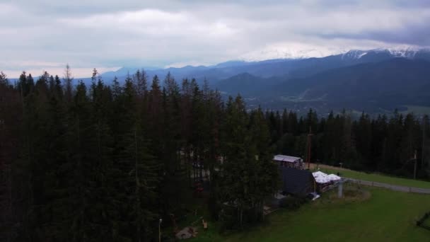 산맥에서 타트라 아래에 자코파네 마을의 공중에서 여름이나 봄에는 과푸른 폴란드의 — 비디오