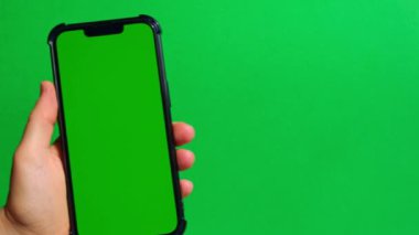 Yeşil arka planda yeşil ekranlı cep telefonu. Krom anahtar. Model yap. Ürününüz için cep telefonu modeli. Teknoloji cep telefonu mobil uygulaması. Uygulamalar 4k görüntüsü 