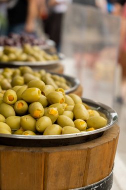 Polonya 'nın Gdansk kentindeki sokak pazarında farklı marine edilmiş zeytinler ve yerel yiyecekler. Sokak yemeği satıp almak. Markette iştah açıcı zeytin çeşitleri. Turist eğlencesi
