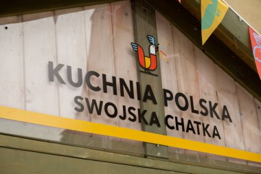 Gdansk, Polonya - 9 Ağustos 2022 Polonya Kültür Fuarı Gdansk 'ta. Hediyelik eşya pazarı. Farklı ülkelerden sokak yemekleri. Dünya gelenekleri. Turist gezisi eğlencesi.