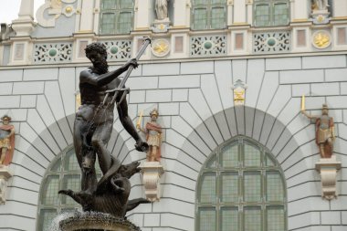 Polonya 'nın eski Gdansk kasabasındaki Neptune Çeşmesi heykeli. Neptün Çeşmesi ve belediye binası. Eski şehir turistik beldesi. Çekim