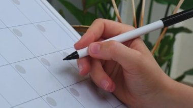 Aylık Planlayıcı 'da işaretli kadın el yazısı tatili. Ayın günlerine göre bayram için manyetizma kurulundan randevu alıyorum. Önemli konuları girebileceğiniz bir yer. Beyaz tahta