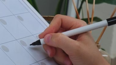 Aylık Planlama 'da işaretli kadın el yazısı ile AİLE GÜN. Ayın günleriyle birlikte manyetik pano. Önemli konuları girebileceğiniz bir yer. İş planlama kavramı. Beyaz tahta