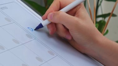 Kadın el yazısı: DONT IGNORE Kendi POLİTİYE beyaz tahtada işaretli. Motivasyon amaçlı bir alıntı. Bayram Manyetik Kurulu 'nun ayın günlerine randevu vermesi. Girilecek yer