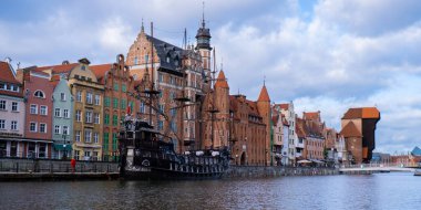 Motlawa Nehri 'nin üzerindeki Gdansk eski güzel kasabası Vintage gemisi korsan kervanları Motlawa nehrinde yelken açıyorlar ve arka planda tarihi liman Turnası var. Gdansk, Polonya. XVII 'yi taklit eden bu gemi