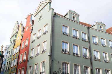 Gdansk Polonya 'daki eski kasabanın eski mimarisi. Şehir merkezinin güzel ve renkli eski evleri. Seyahat güzergahı. Turist eğlencesi