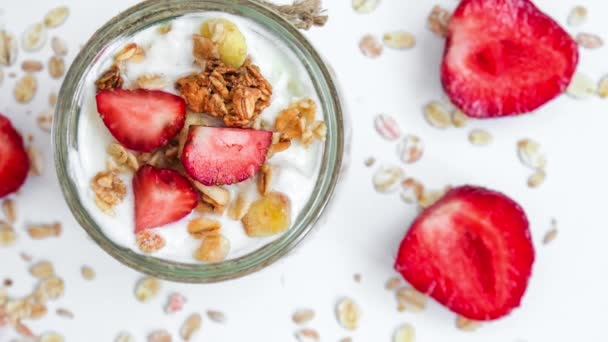 4K放大健康早餐 燕麦片格拉诺拉与希腊酸奶和坚果草莓味的芝麻酱在浅色背景的罐子里 素食和减肥饮食的概念 排毒菜单 健康饮食 — 图库视频影像