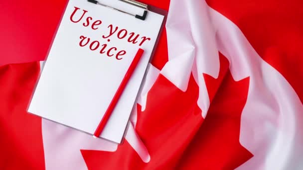 Powiększ Flagę Kanady Kanadyjska Flaga Listkiem Klonu Tekst Notatki Wybory — Wideo stockowe