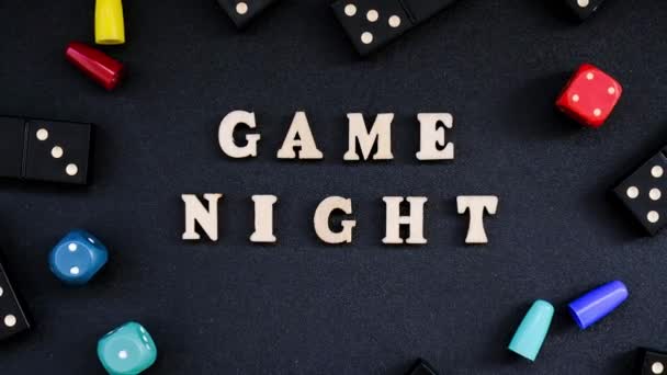 Powiększyć Tekst Game Night Zapisany Drewnianej Literze Otoczony Kości Domino — Wideo stockowe