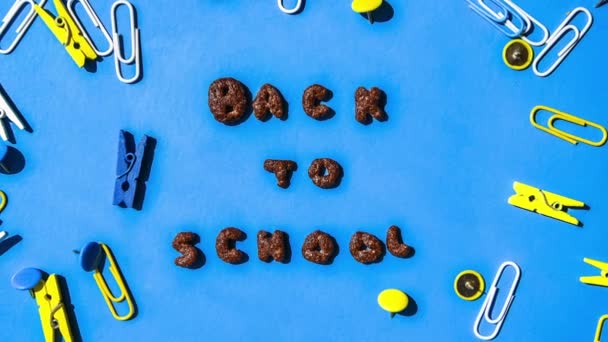 Zoom Out Desayuno Rápido Hojuelas Chocolate Forma Letras Las Que — Vídeos de Stock