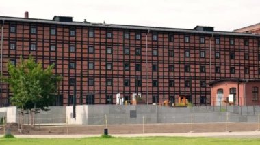 Eski Rother Mills binası karakteristik tuğladan ve Polonya 'nın Bydgoszcz kentindeki Mill Island' da bulunan yarı keresteli bir yapıdan yapılmıştır. Eski değirmen kompleksinin cephesi