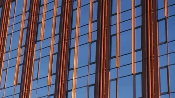 Modernes Bürogebäude Außen Mit Glasfassade Auf Klarem Himmel Hintergrund Transparente — Stockvideo