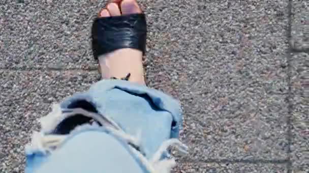 Kobieta Idzie Pierwszej Osobie Widok Nogi Letnie Sandały Nogi Turysty — Wideo stockowe