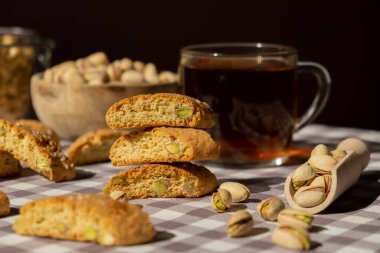 Biscotti Cantuccini Kurabiye Fıstıklı ve limonlu Shortbread. Bir fincan çay. Çay molası. Sağlıklı beslenme. Ev yapımı taze İtalyan kurabiyeleri cantucci rafları ve organik fıstık. Vejetaryen diyet vejetaryen. Beslenme