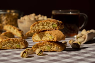 Biscotti Cantuccini Kurabiye Fıstıklı ve limonlu Shortbread. Bir fincan çay. Çay molası. Sağlıklı beslenme. Ev yapımı taze İtalyan kurabiyeleri cantucci rafları ve organik fıstık. Vejetaryen diyet vejetaryen. Beslenme