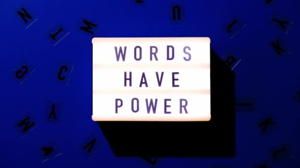4K放大闪光灯盒与文字字有力量 动机词引用概念 多彩的背景 最低限度创意概念 — 图库视频影像