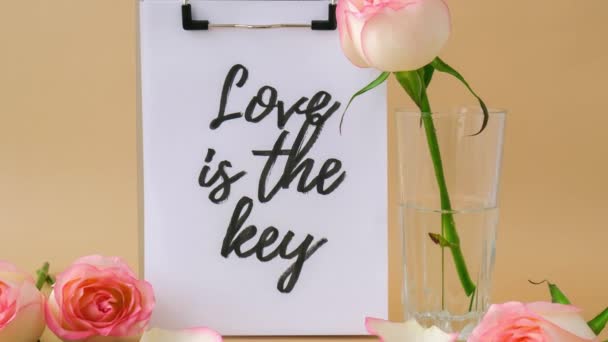 Zoom Out Love Key Text Greeting Card Paper Note Delicate — Stockvideo