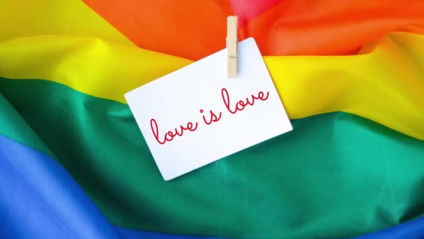 Zooma Regnbågsflagga Med Text Kärlek Kärlek Meddelande Papper Regnbåge Lgbtq — Stockvideo