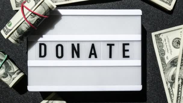 Zooma Lightbox Tavlan Med Ordet Donate Svarta Bokstäver Runt Dollarsedlar — Stockvideo