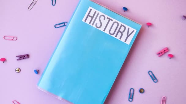 Ráközelít Tankönyvre Történelem Kellékek Írószer Színes Háttér Vissza Iskolába Uralkodó — Stock videók