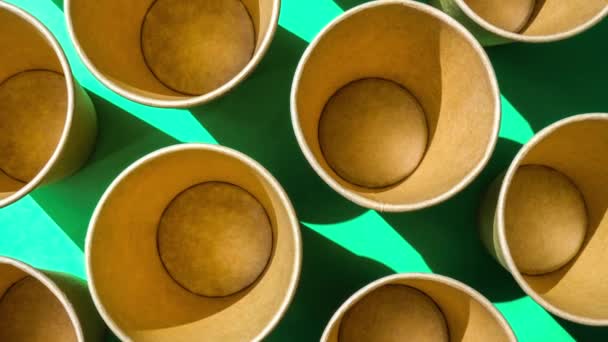 Збільшити Порожні Паперові Чашки Переробки Зеленому Тлі Багато Чашок Випивки — стокове відео