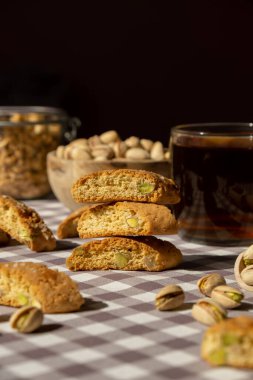 Biscotti Cantuccini Kurabiye Fıstıklı ve limonlu Shortbread. Bir fincan çay. Çay molası. Sağlıklı beslenme. Ev yapımı taze İtalyan kurabiyeleri cantucci rafları ve organik fıstıklar.
