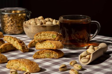 Biscotti Cantuccini Kurabiye Fıstıklı ve limonlu Shortbread. Bir fincan çay. Çay molası. Sağlıklı beslenme. Ev yapımı taze İtalyan kurabiyeleri cantucci rafları ve organik fıstıklar.
