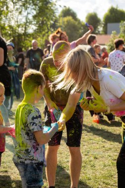 Gdansk, Polonya - Ağustos 2022. Holi Festivali Kutlamaları Mutlu gençlerden oluşan bir kalabalık renk festivali sırasında renkli Holi tozları atan insanların eğlencesine katılıyor. Dışarıda eğleniyoruz. 