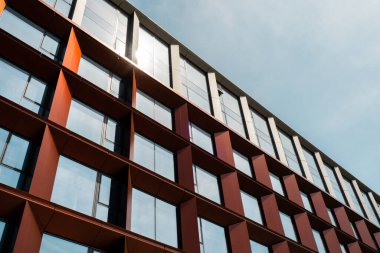 Gökyüzü arka planında cam cepheli modern ofis binası. Sarı süslemeli şeffaf cam ofis duvarı. Modern Avrupa cephesinin soyut Yapı Elementi